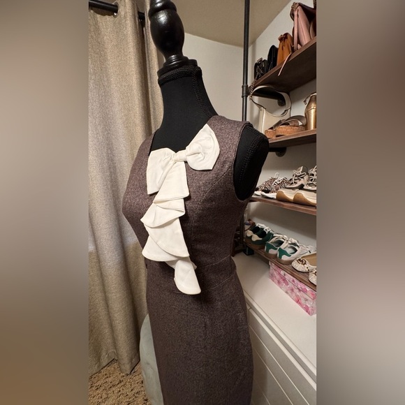 Elegant Brown Dress with White Bow Accent - Picture 4 of 9